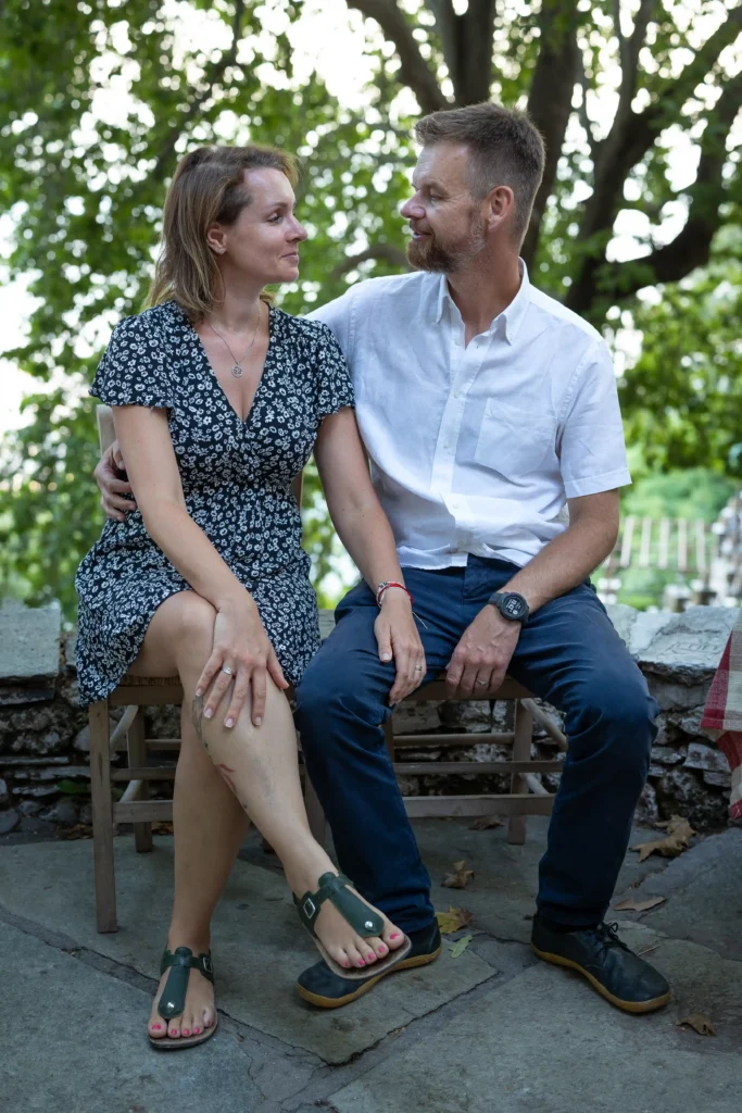 Radek a Lucie si hledí do očí.